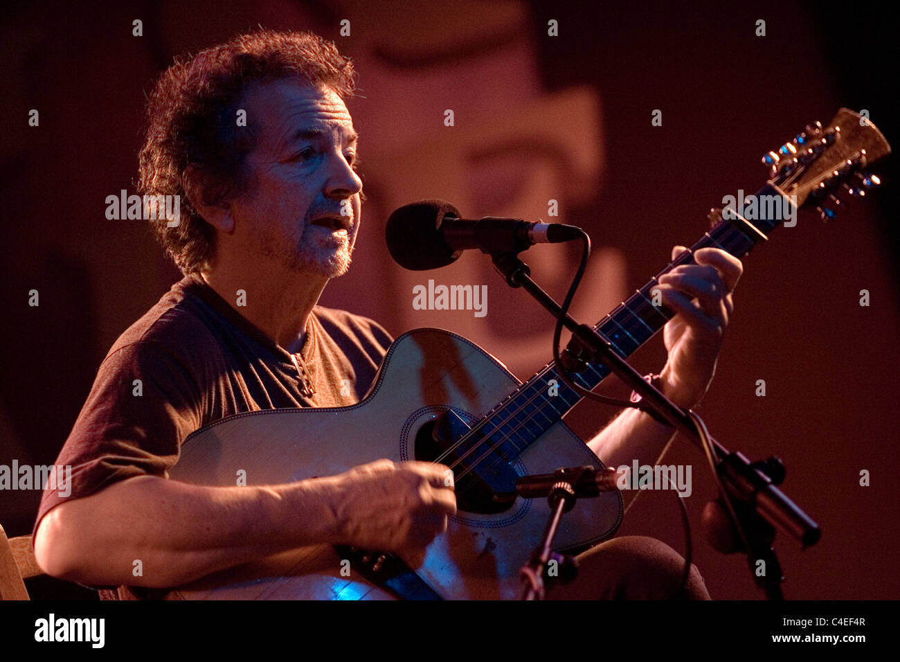 Cantante y compositora Andy Irvine, en vivo en el escenario en la primavera y en Belfast freno neumático Foto de stock