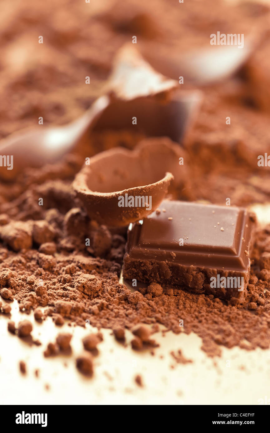 Fondo de chocolate. Barras y tiras de chocolate con cacao en polvo. Profundidad de campo Foto de stock