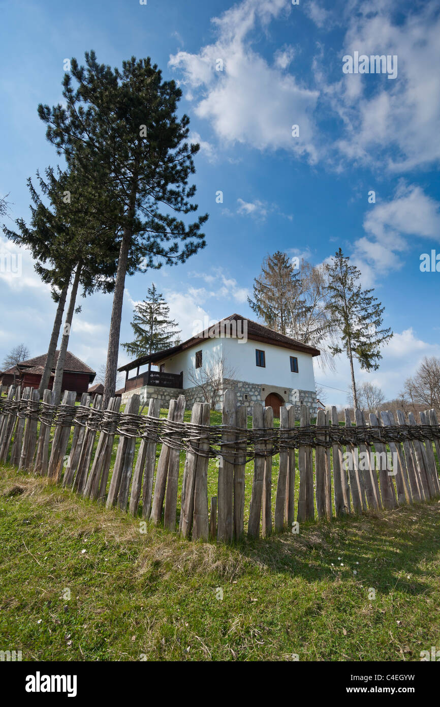 Aldea Lelic cerca de Valjevo, la arquitectura rural, Serbia Foto de stock
