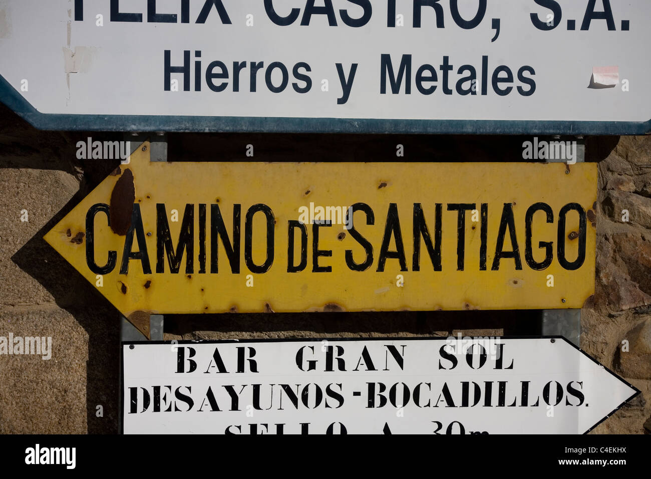 Una dirección cartel de Camino de Santiago, que significa Saint James Way en inglés, si aparece