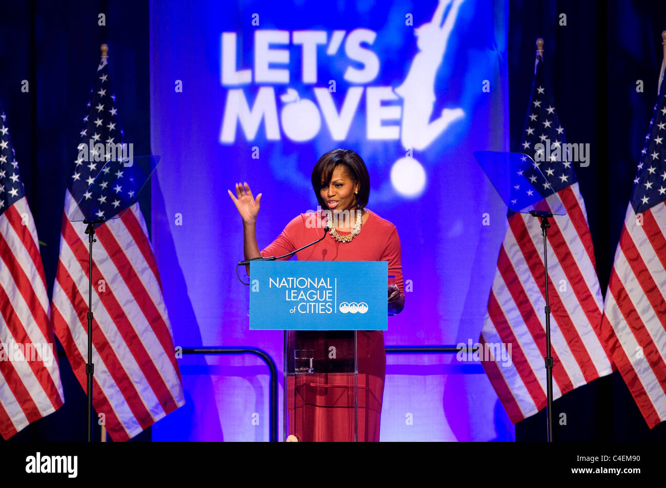 La Primera Dama Michelle Obama habla de su iniciativa "Let's Move". Foto de stock
