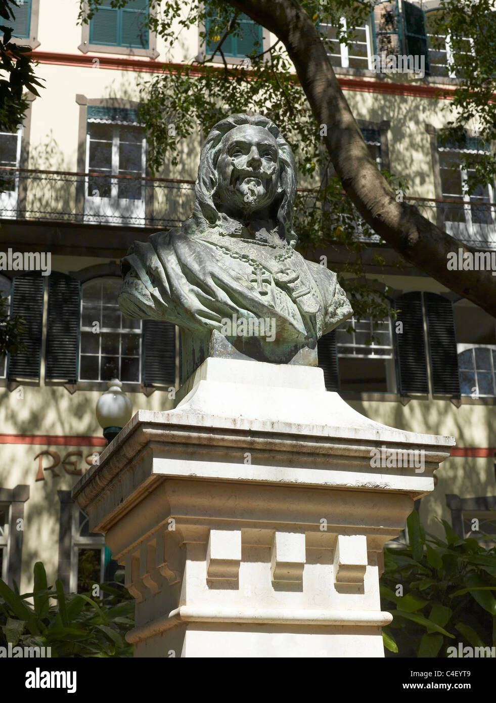 Cerca de la estatua de Joao Fernandes Vieira Libertador de pernambuco en Jardim Jardines municipales Funchal Madeira Portugal UE Europa Foto de stock