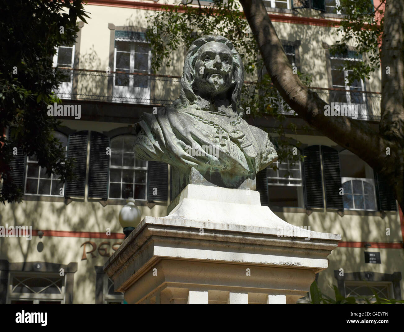 Cerca de la estatua de Joao Fernandes Vieira Libertador de pernambuco en Jardim Jardines municipales Funchal Madeira Portugal UE Europa Foto de stock