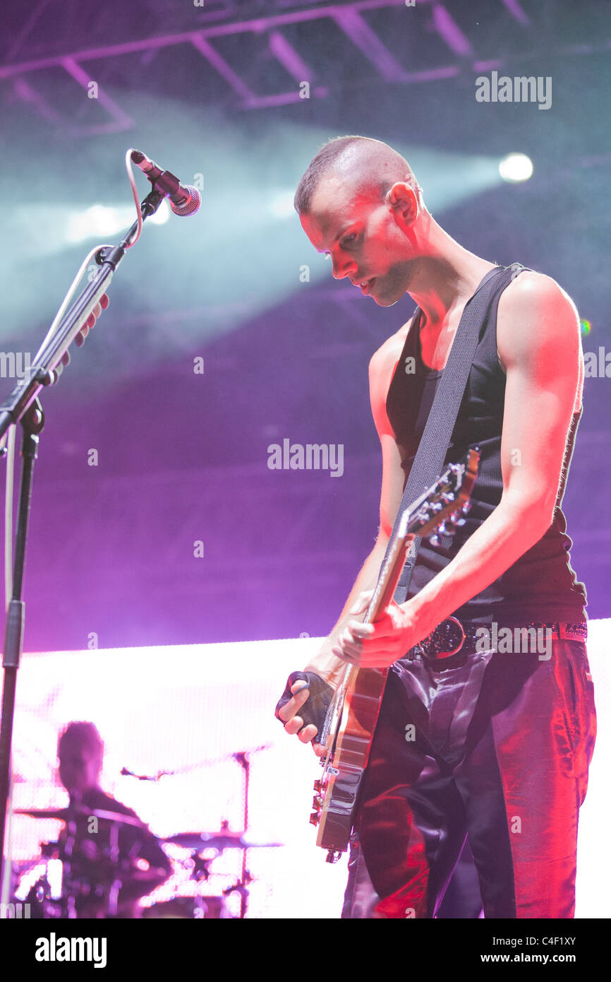 Los miembros de la banda Placebo realizar el concierto en Budapest, Hungría, 2010.09.15 Foto de stock