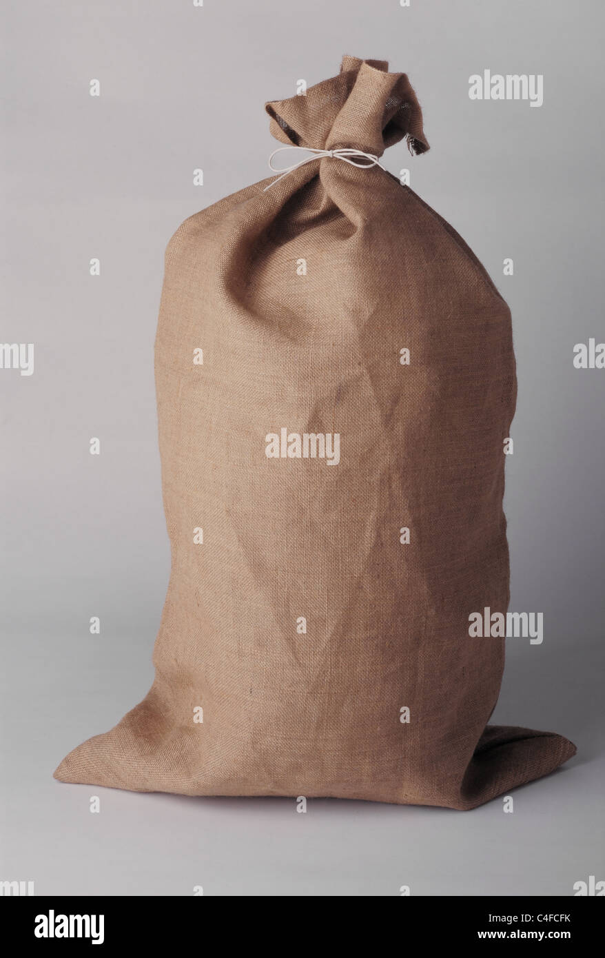 Sacos de arpillera atados con una cuerda Fotografía de stock - Alamy