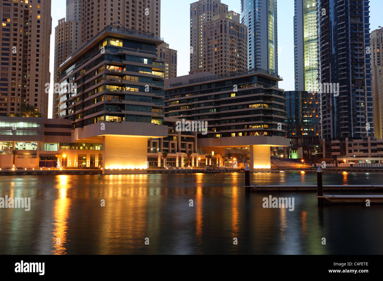 Dubai Marina iluminada por la noche Foto de stock