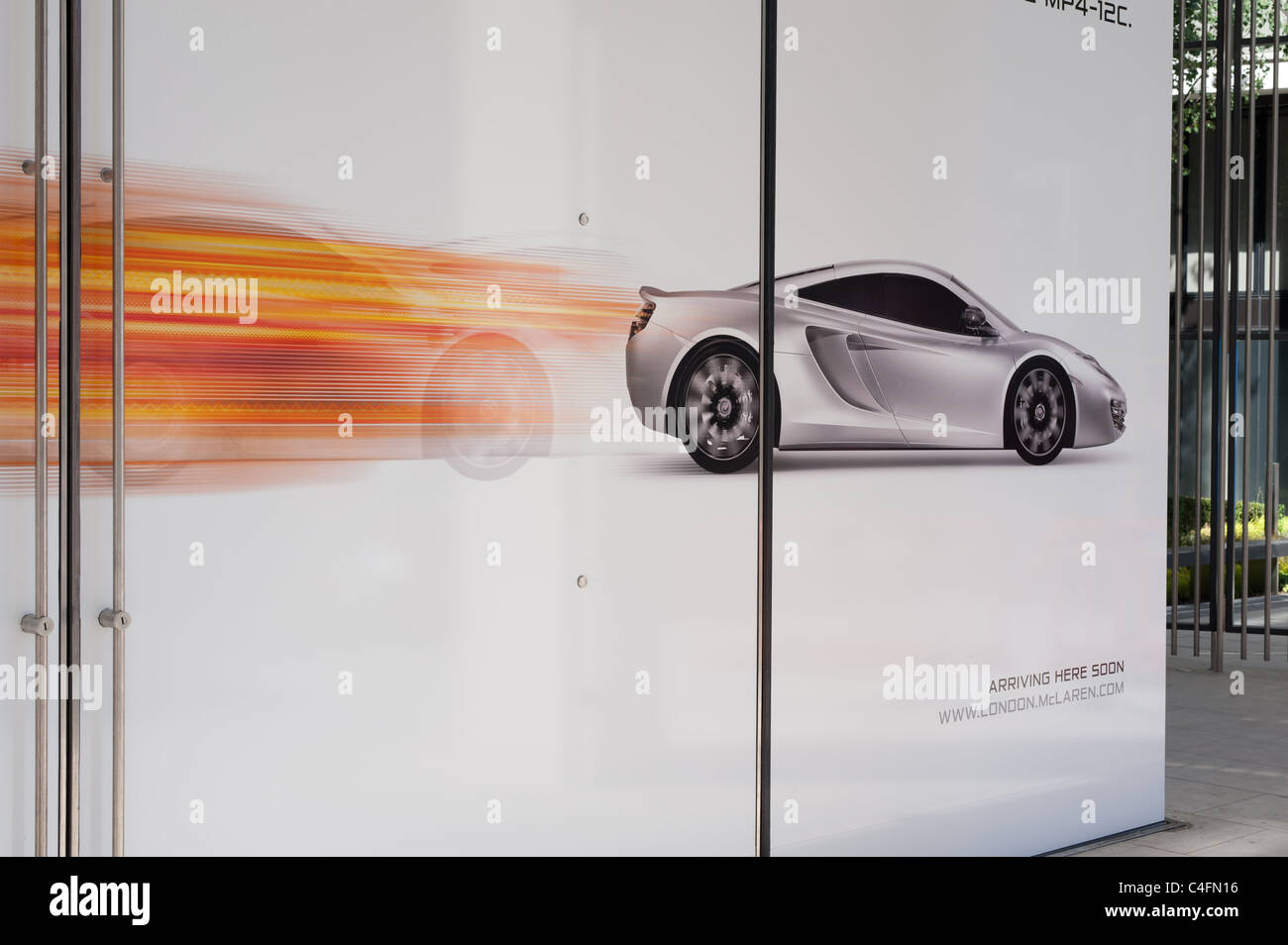 McLaren Showroom con ventana gráfica mostrando el nuevo McLaren MP4-12c. Foto de stock