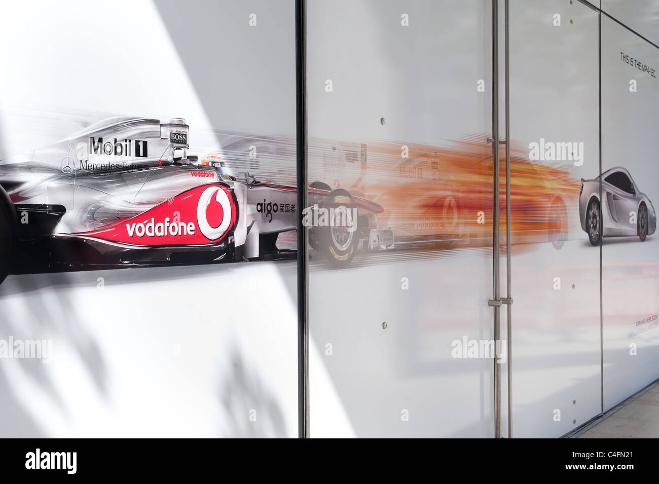 McLaren Showroom con ventana gráfica mostrando un McLaren Formula 1 ca rand el nuevo McLaren MP4-12c. Foto de stock