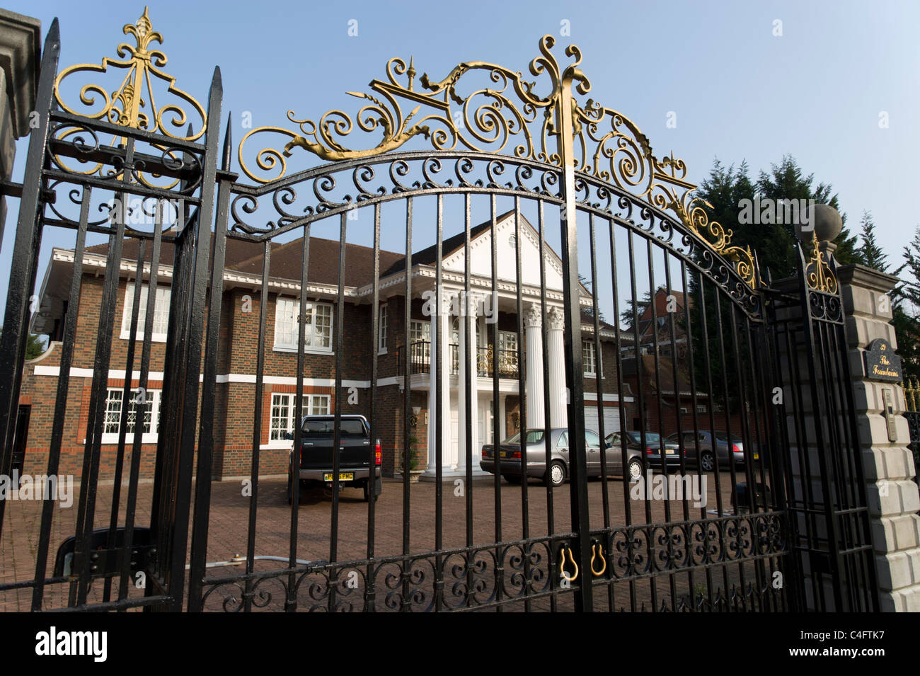 Casa grande detrás de puertas de metal sobre los Obispos Avenue, London, UK Foto de stock