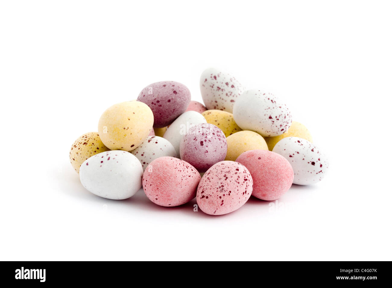 Montón de huevos de pascua de chocolate sobre un fondo blanco. Foto de stock