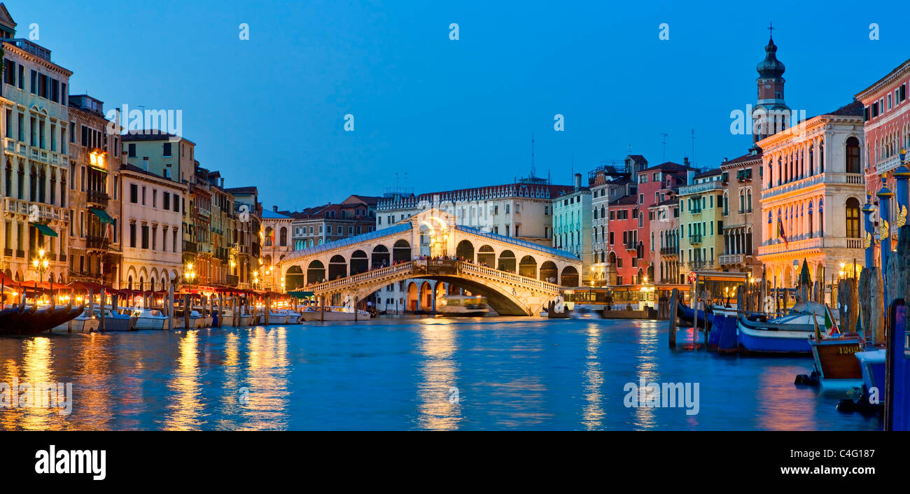 Venecia, el Puente de Rialto y el Gran Canal por la noche Foto de stock