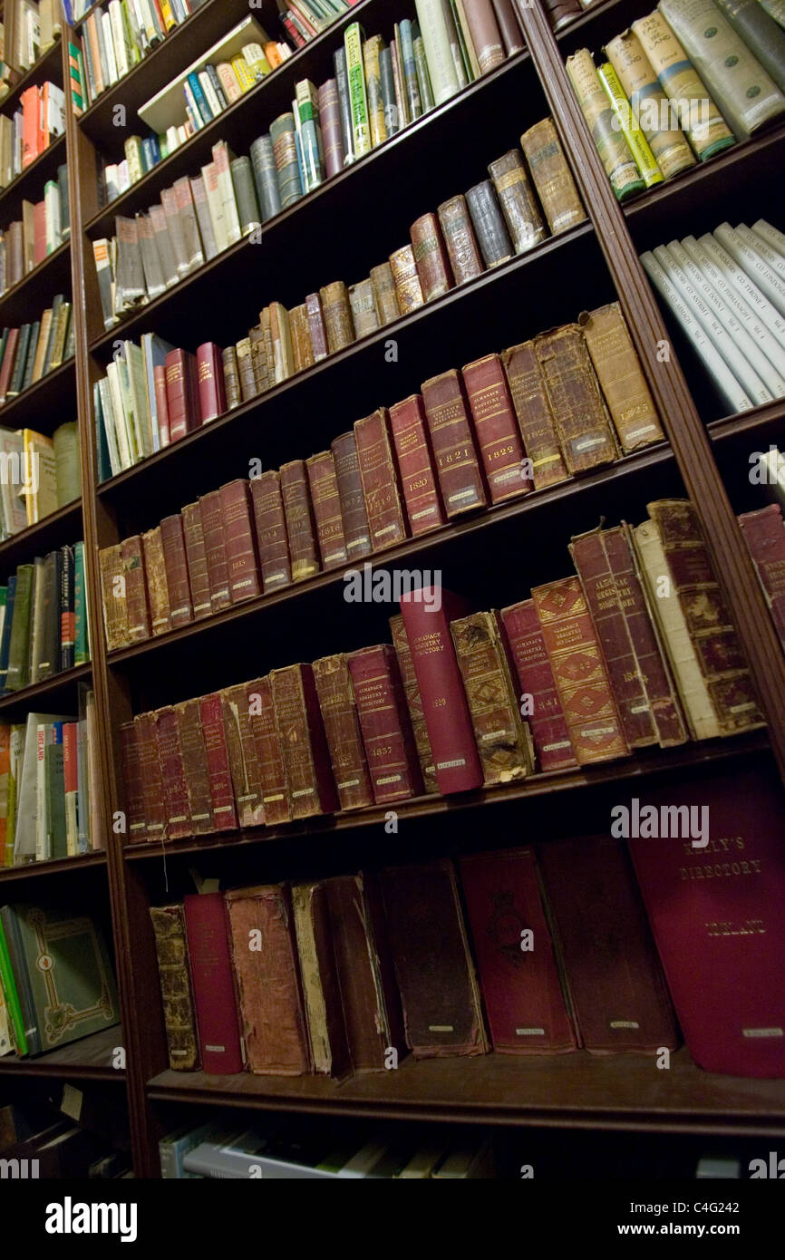 Los libros en los estantes de una biblioteca Foto de stock