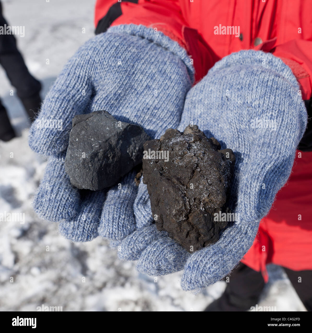 El científico mantiene antiguas y nuevas de rocas de lava basáltica del Grimsvotn erupción volcánica, Islandia Foto de stock