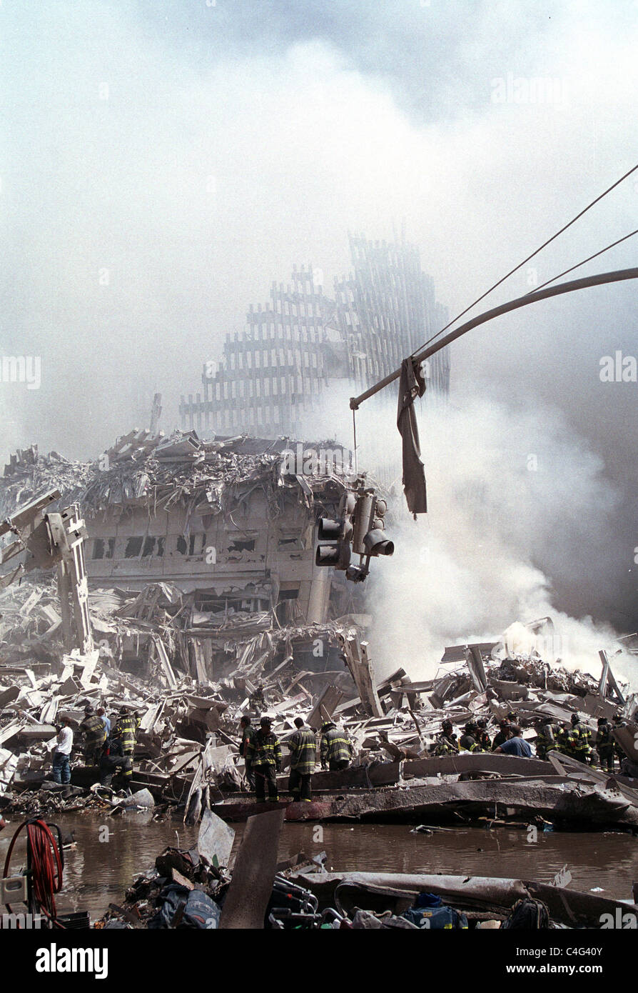 World Trade Center fire/ el terrorismo del 11 de septiembre de 2001. El personal de emergencia fuera del WTC. (© Richard B. Levine) Foto de stock