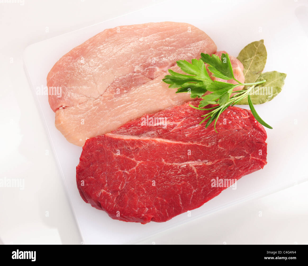 Materias pork chop y filetes. Acuerdo de la junta de corte blanco. Foto de stock