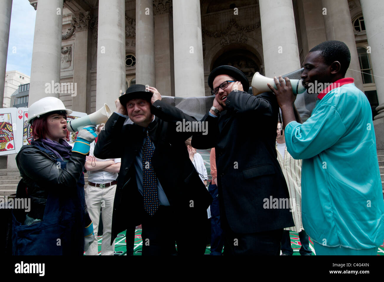 Robin Hood activistas fiscales hoy establecer una mesa de ruleta gigante en la ciudad de Londres para protestar contra los banqueros' Foto de stock