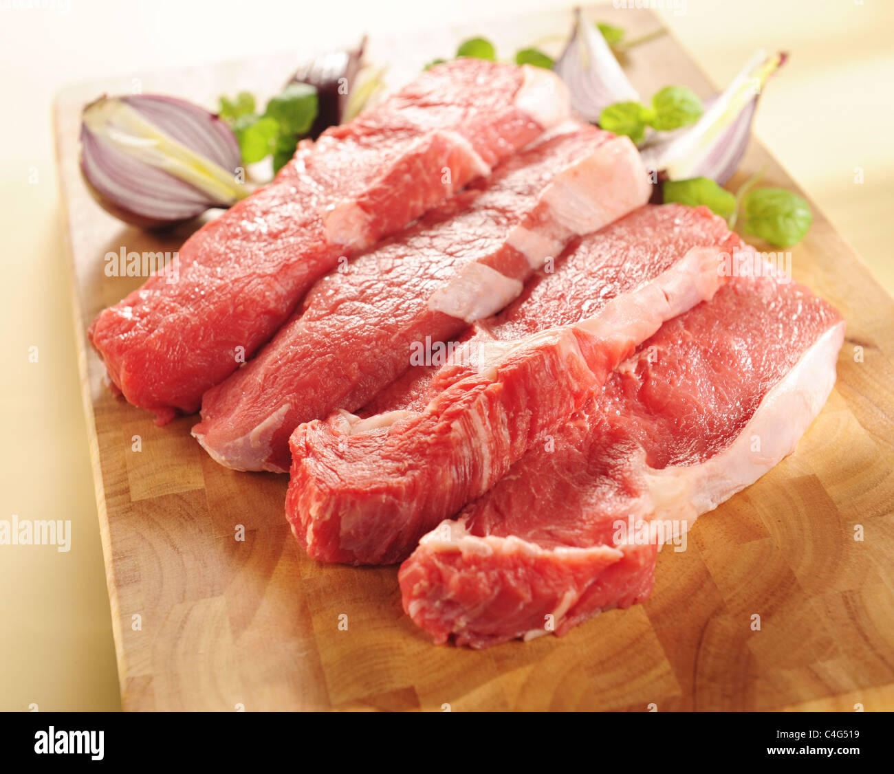 Filetes de carne cruda. Acuerdo sobre una tabla de cortar. Foto de stock