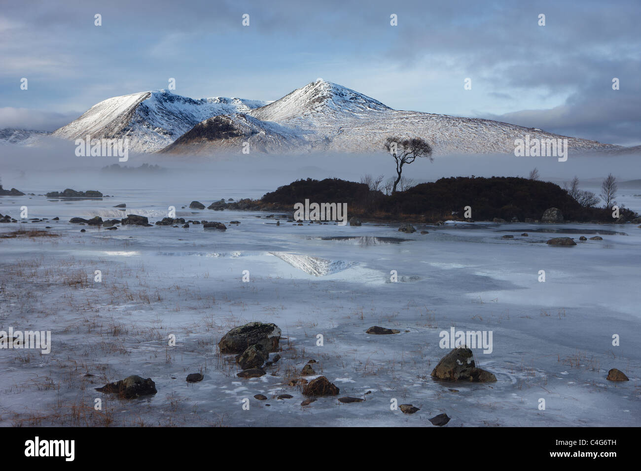 Lochan na h-Achlaise & el Monte Negro en invierno, Argyll and Bute, Scottish Highlands, Scotland, Reino Unido Foto de stock