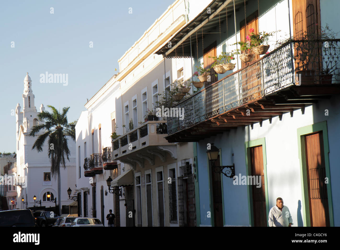 Santo Domingo República Dominicana,Ciudad Colonia Zona Colonial,Calle Juan Pablo Duarte,barrio,edificio,arquitectura colonial,balcón,hierro forjado Foto de stock
