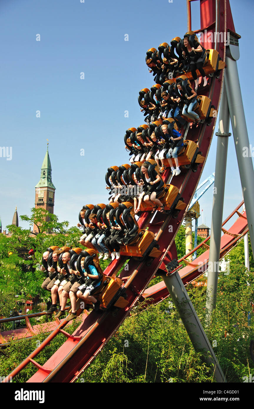El paseo Daemon Rollercoaster, Tivoli Gardens, Copenhague (Kobenhavn),  Reino de Dinamarca Fotografía de stock - Alamy