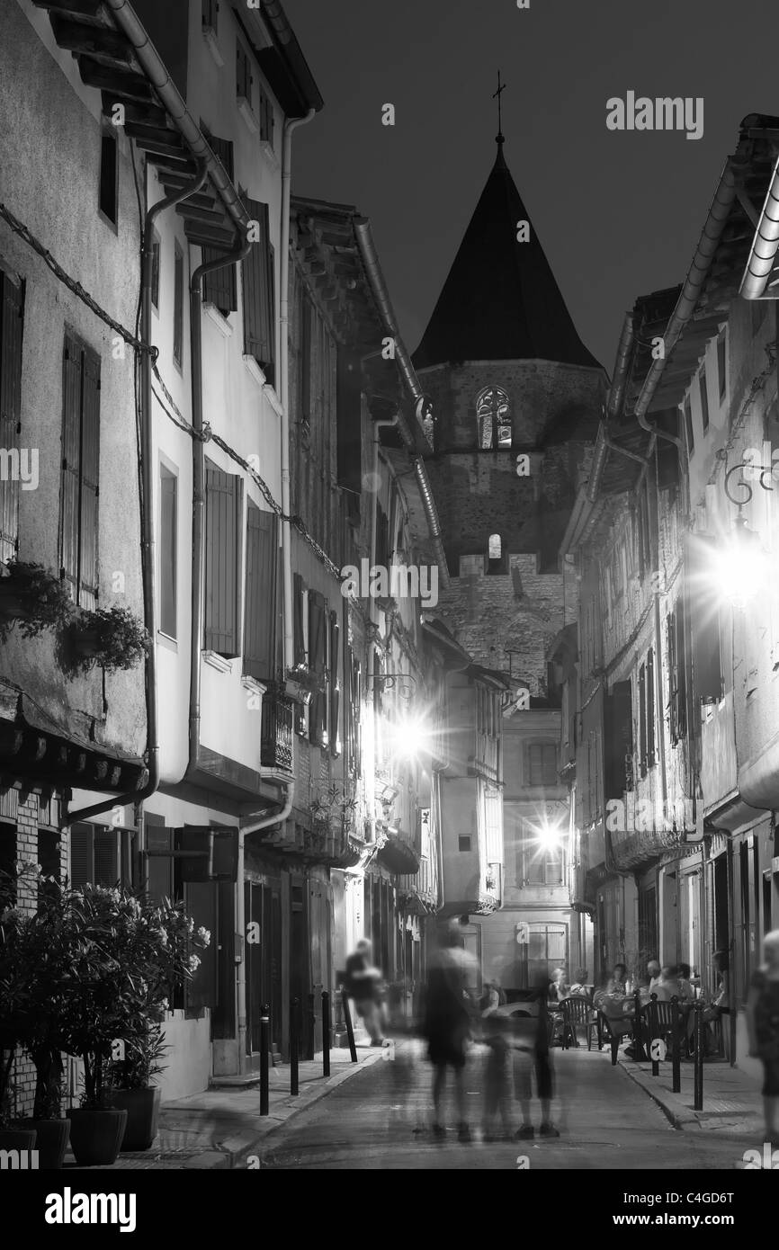 Rue de Macquis durante la noche, Soreze, Haute-Garonne, Midi-Pyrénées, Francia Foto de stock