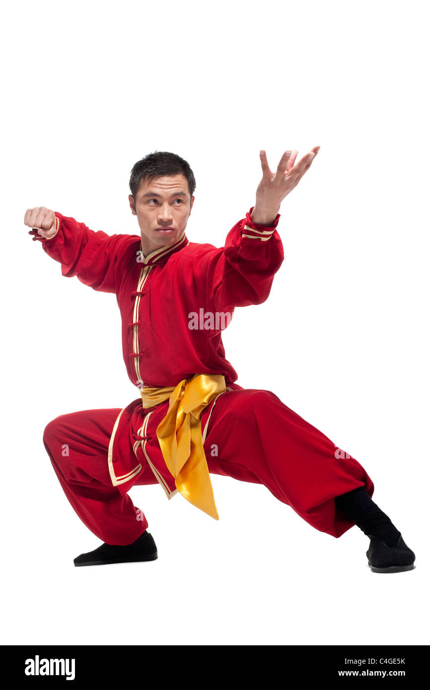 Hombre en ropa tradicional china haciendo artes marciales Fotografía de  stock - Alamy