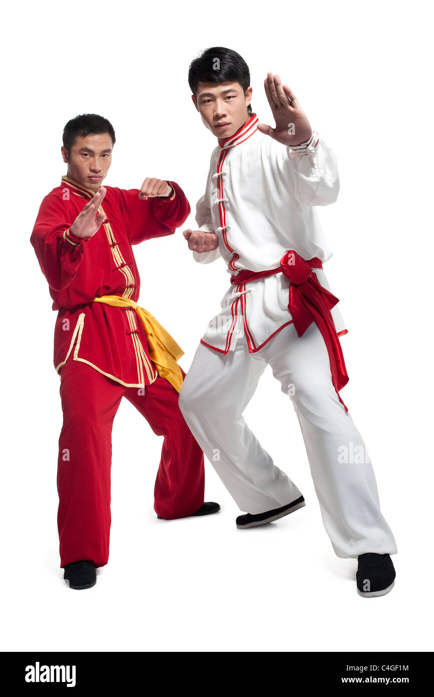 Dos hombres haciendo artes marciales en chino tradicional vestido  Fotografía de stock - Alamy