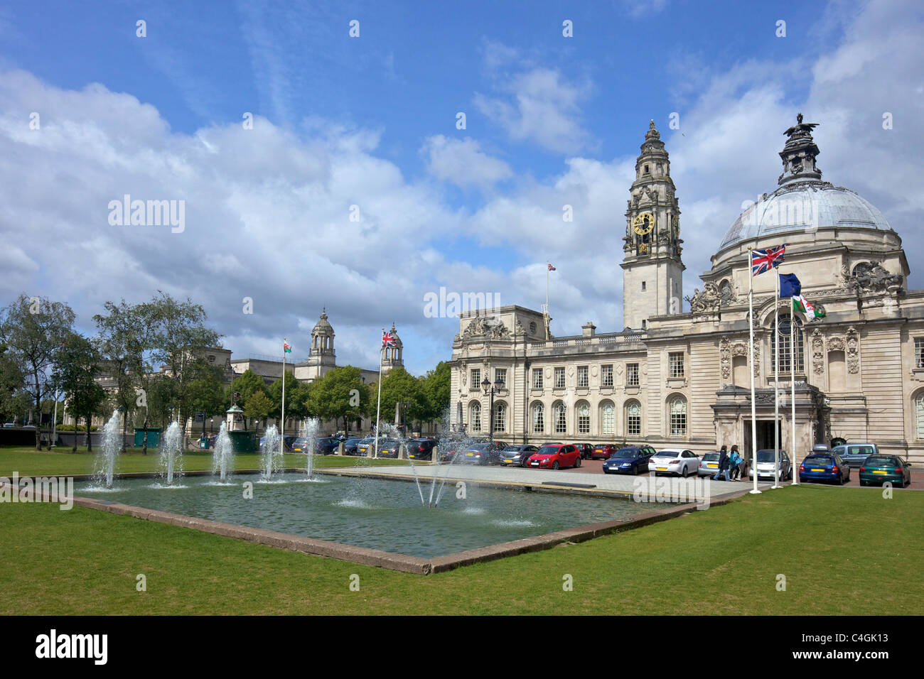 Fuentes delante de la torre del reloj del Ayuntamiento de Cardiff el centro de la ciudad de Cardiff Gales UK Foto de stock