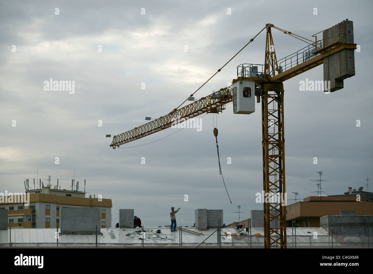 Sitio de construcción con grúa Foto de stock