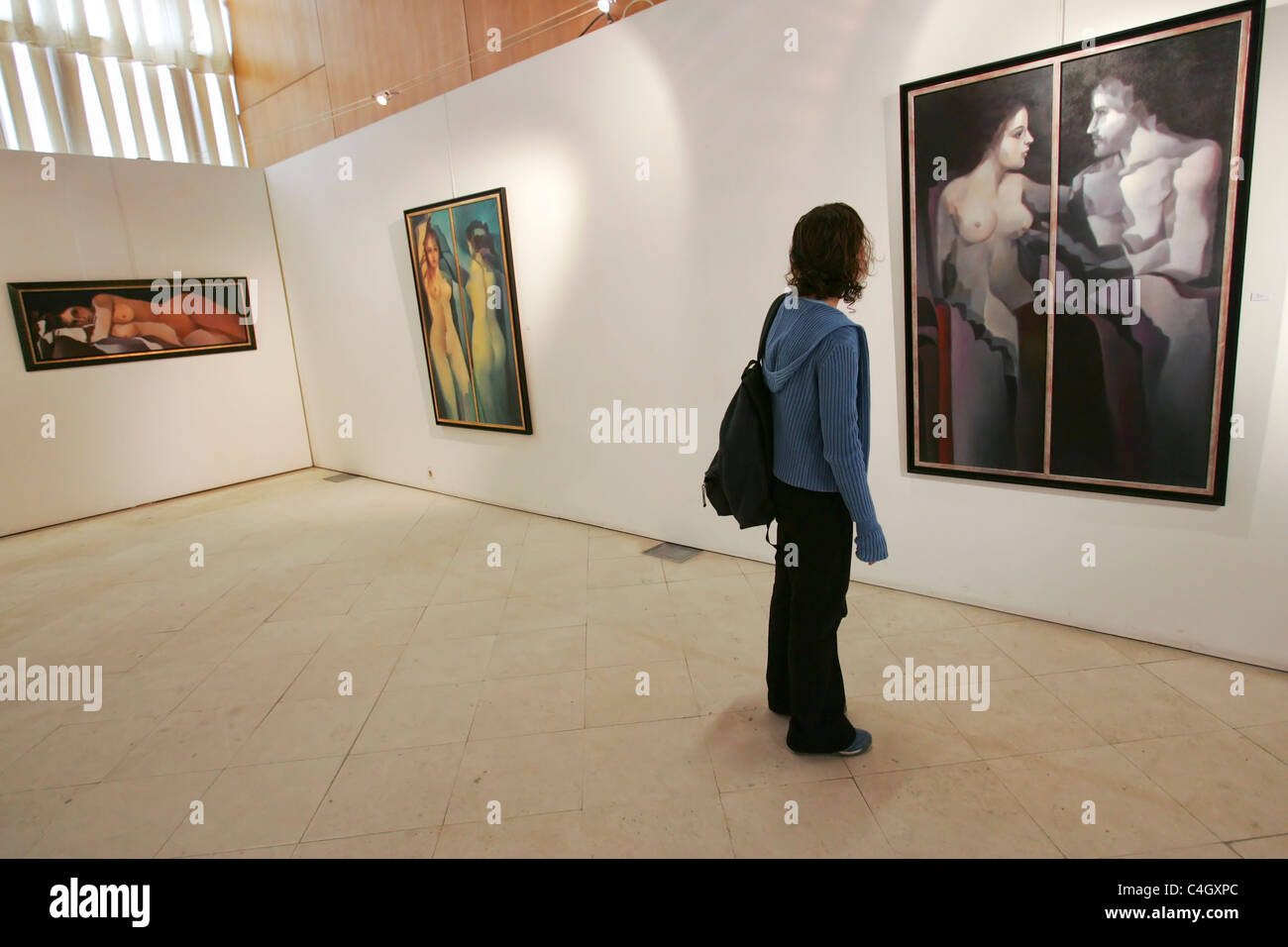 Persona mirando pinturas en galería de arte Fotografía de stock Alamy