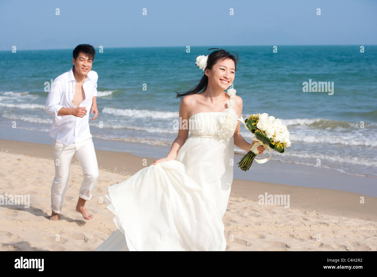 Felices los recién casados en la playa Fotografía de stock - Alamy