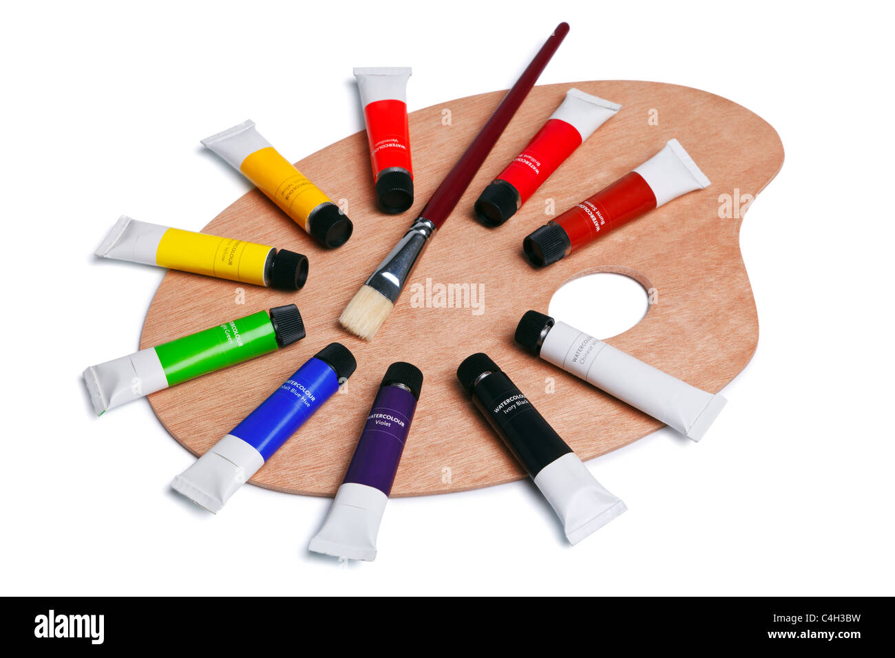 Foto de una paleta de colores de madera con tubos de acuarelas y un pincel, aislado en blanco con trazado de recorte. Foto de stock