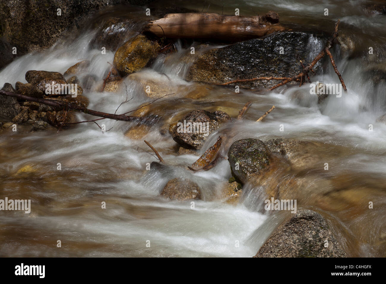 Fotografía en color de movimiento lento, limpia y fresca, fresca agua que fluye sobre las rocas de un recurso natural en el Parque Nacional de Yosemite, EE.UU. Foto de stock