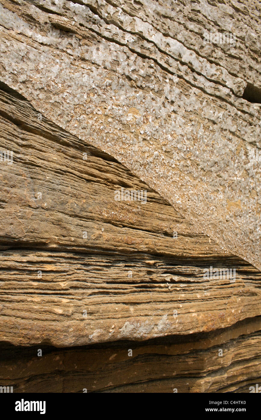 Discordancia geológica en las areniscas capas de rocas sedimentarias o colchones planos del sitio del Patrimonio Mundial de la Costa Jurásica de Dorset UK Foto de stock