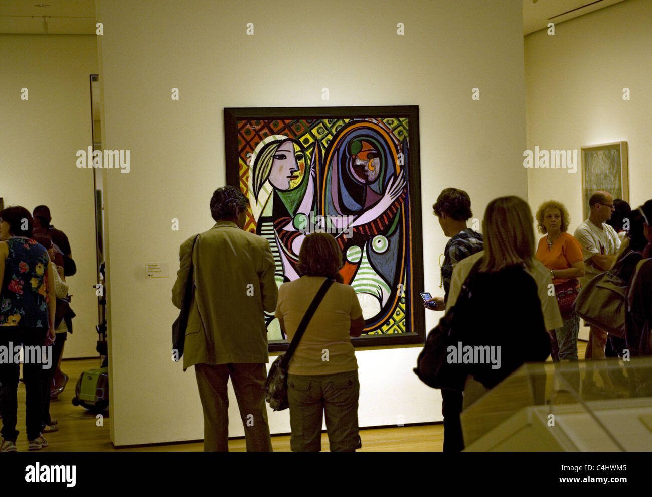 Visitantes en el Museo de Arte Moderno (MOMA) en la galería Picasso ver su 'Chica ante un espejo'. NYC Foto de stock