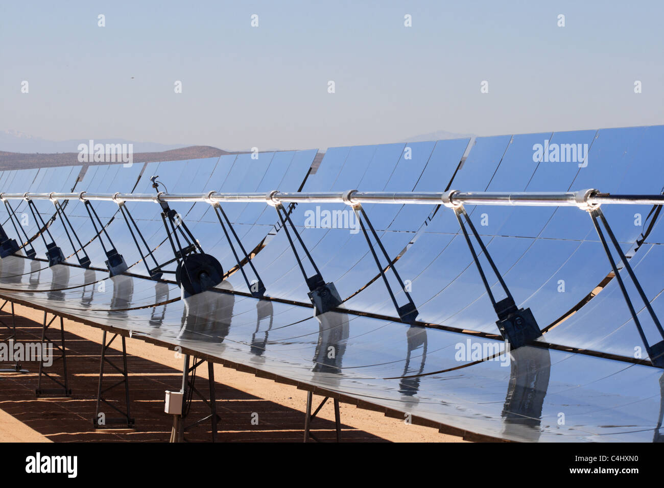SEGS energía solar térmica planta de electricidad con espejos parabólicos concentran la luz del sol Foto de stock