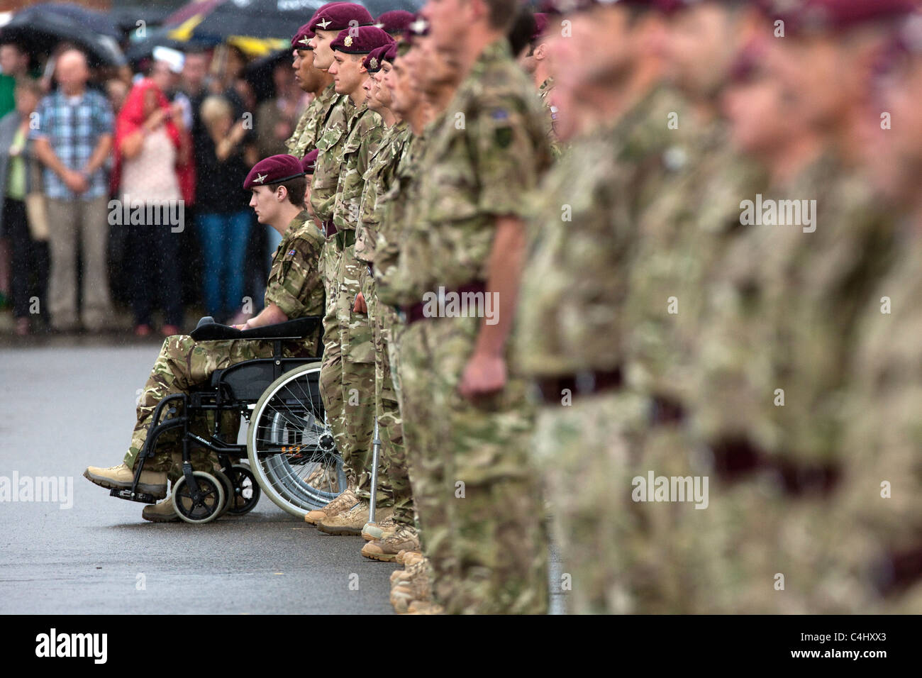 El Regimiento de Paracaidistas recibirán medallas de campaña en Afganistán el Príncipe Carlos y Camilla, Duquesa de Cornualles Foto de stock