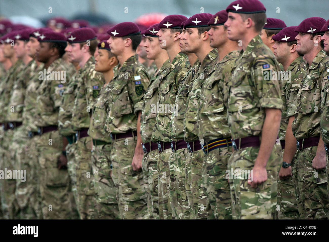 El Regimiento de Paracaidistas recibirán medallas de campaña en Afganistán el Príncipe Carlos y Camilla, Duquesa de Cornualles Foto de stock
