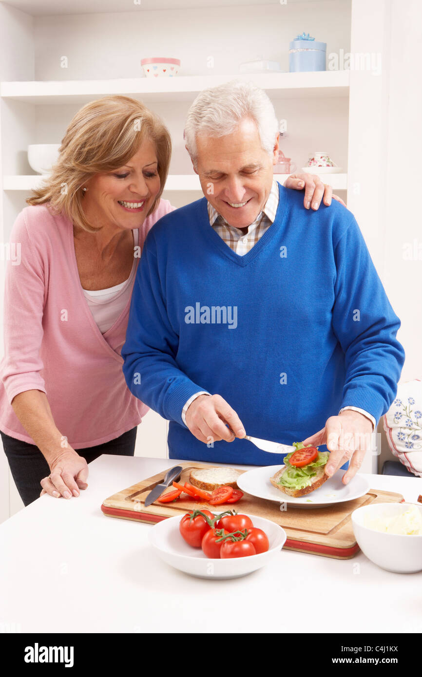 Senior pareja haciendo el sándwich en la cocina Foto de stock