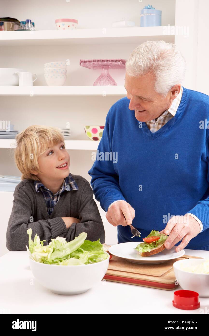 Abuelo y nieto haciendo Sandwich en Cocina Foto de stock