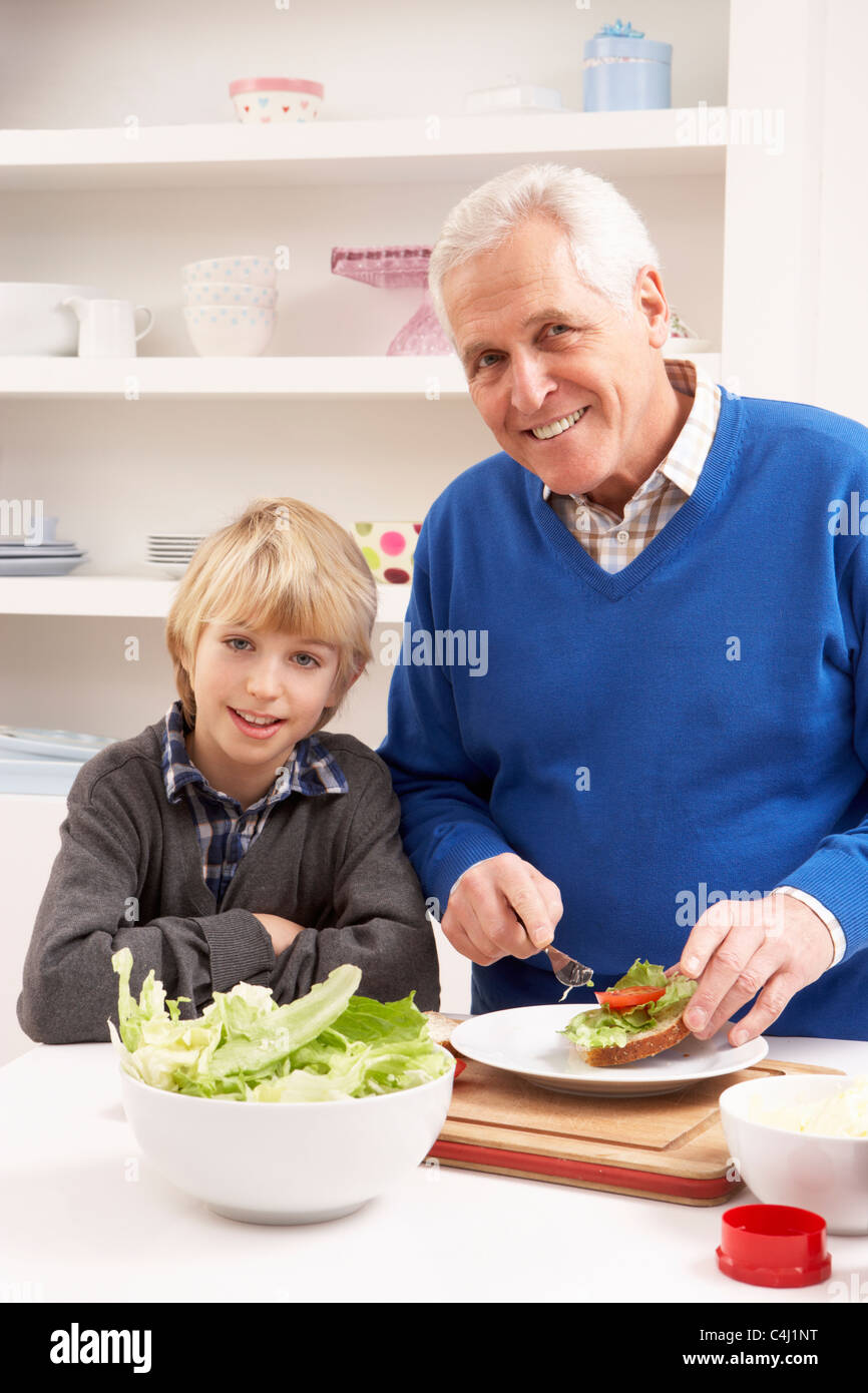 Abuelo y nieto haciendo Sandwich en Cocina Foto de stock