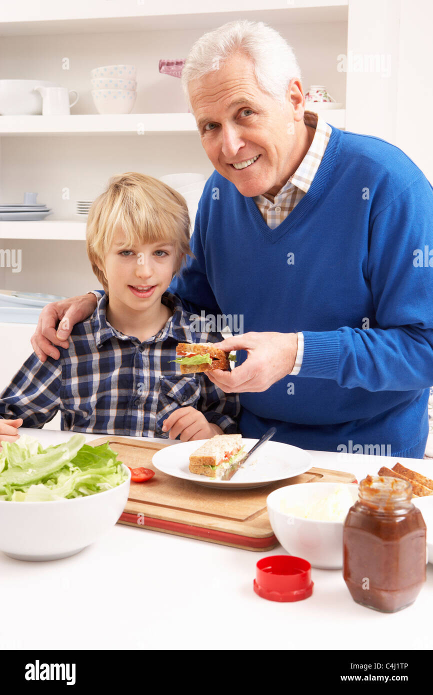 Abuelo y nieto haciendo Sandwich en Cocina Foto de stock