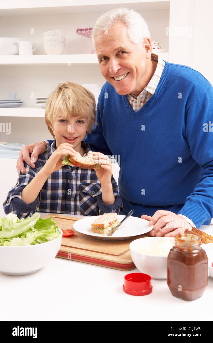 Abuelo y nieto haciendo Sandwich en Cocina Foto de stock