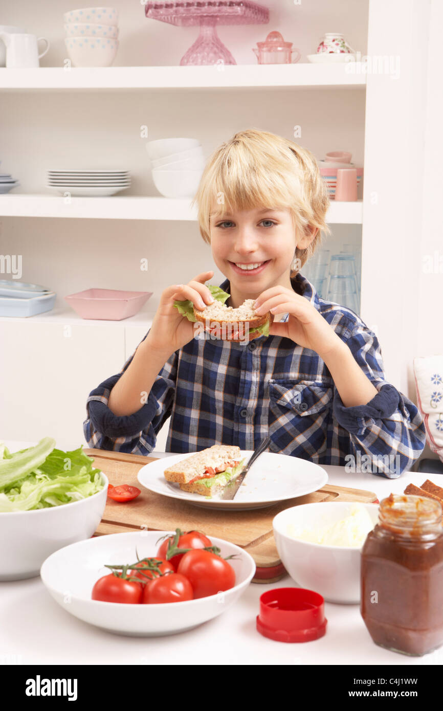 Boy haciendo Sandwich en Cocina Foto de stock