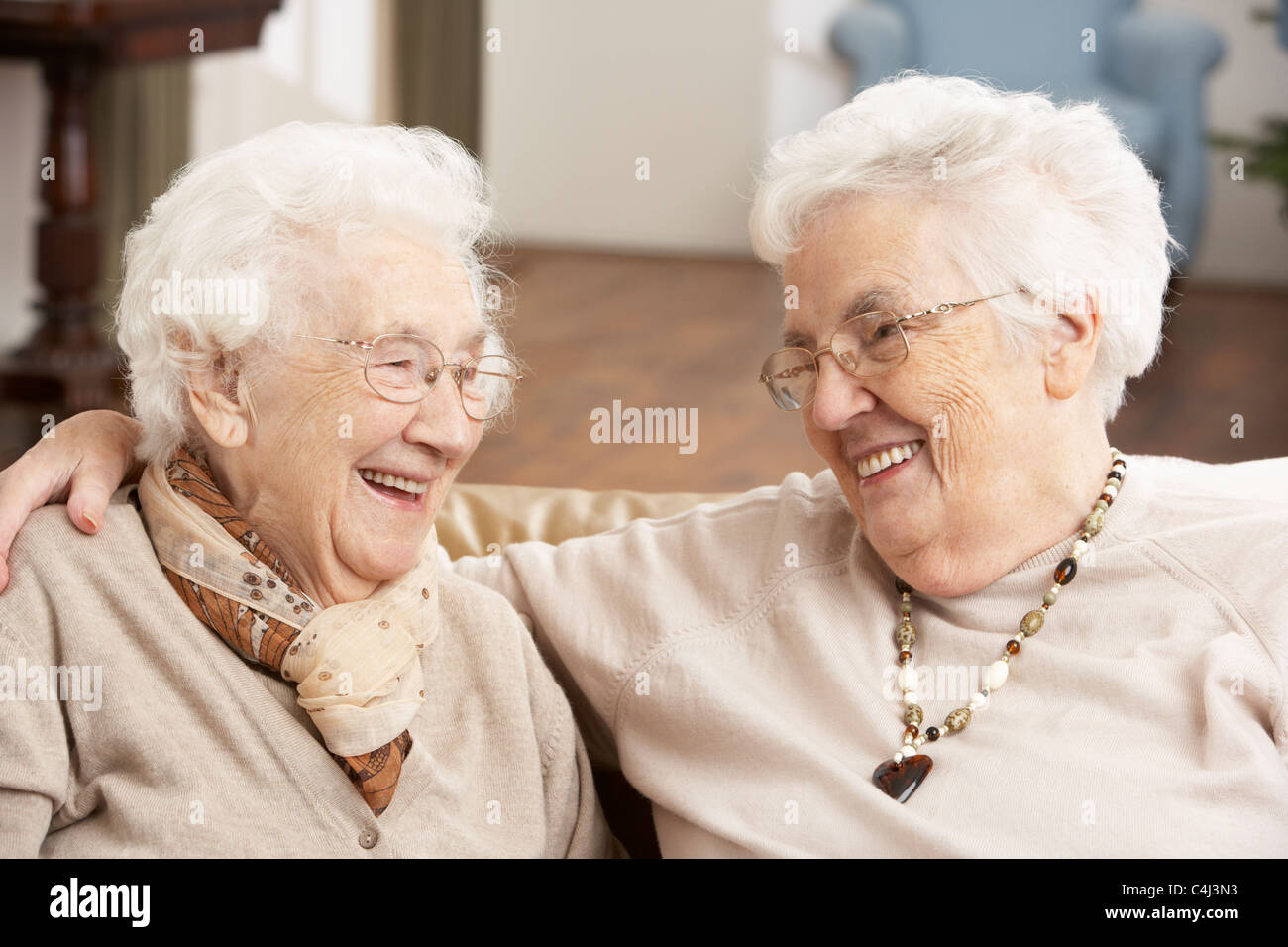 Dos mujeres mayores amigos al centro de cuidado diurno Foto de stock
