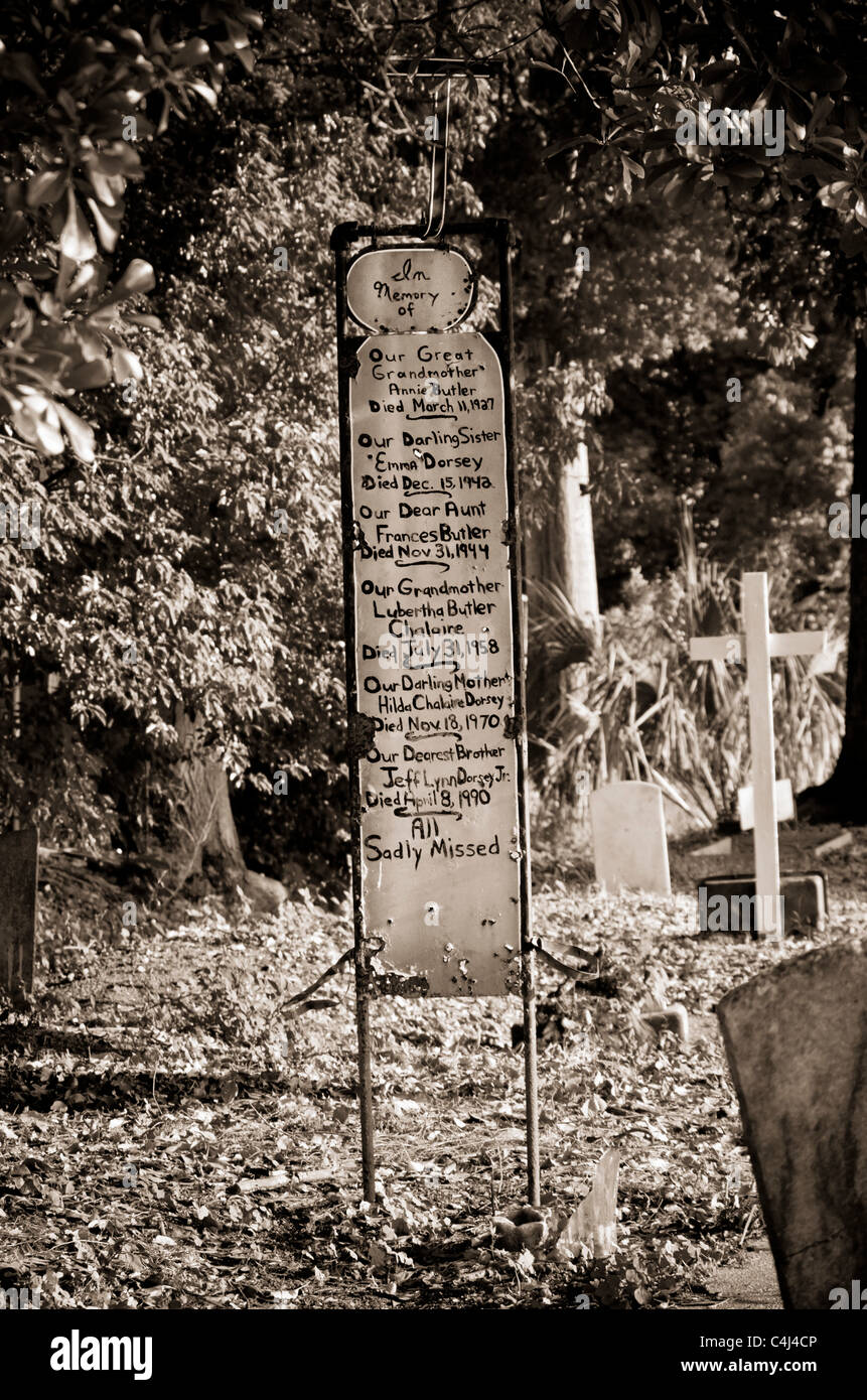 Lápida de muchos en Holt Cemetery, Nueva Orleans LA EE.UU. Foto de stock
