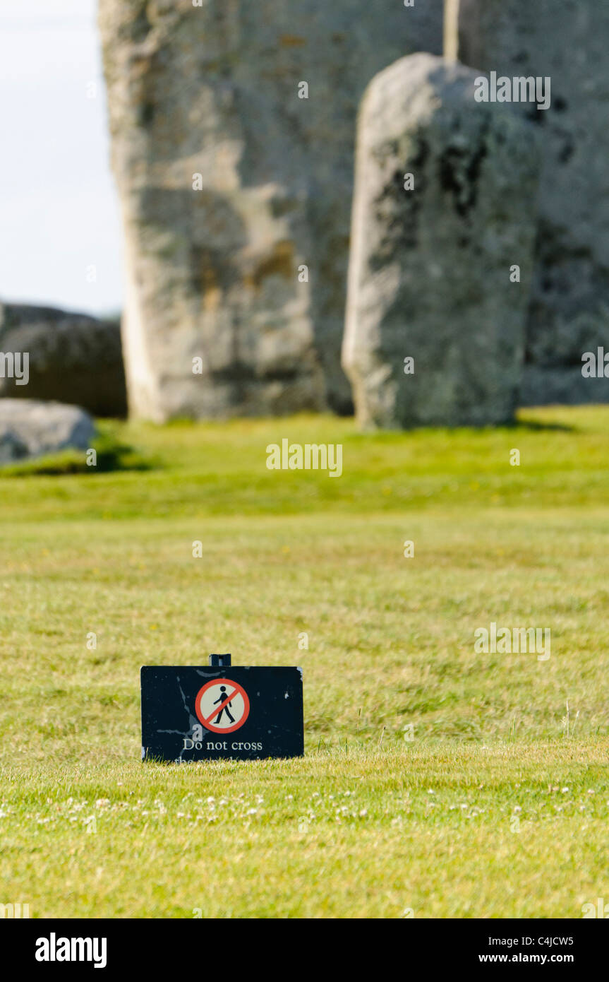 Signo de advertencia en Stonehenge visitantes no acercarse a las piedras y permanecer detrás de la barrera Foto de stock