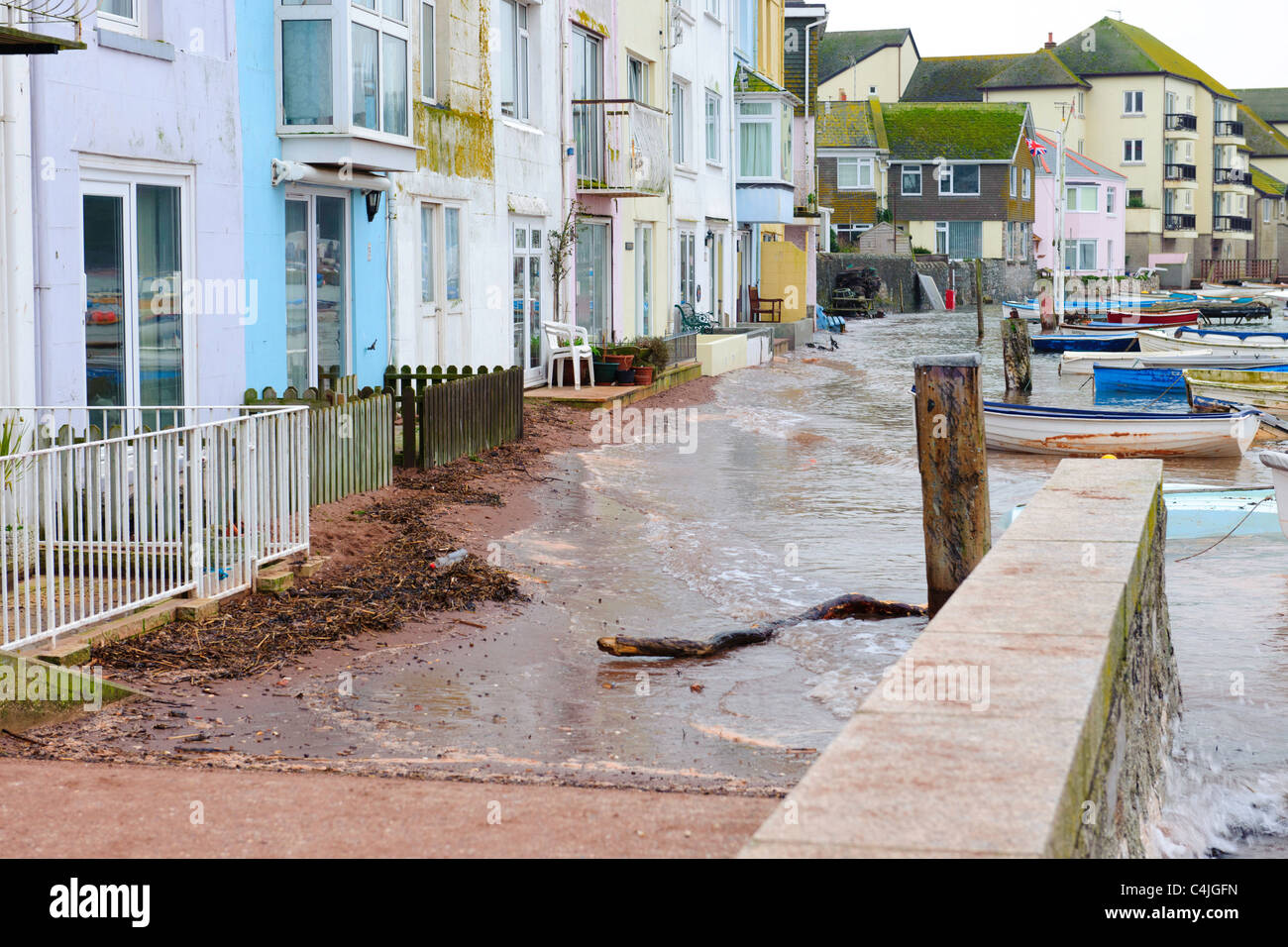 Resorte de alta marea amenaza la propiedad en la playa atrás Teignmouth South Devon UK Foto de stock