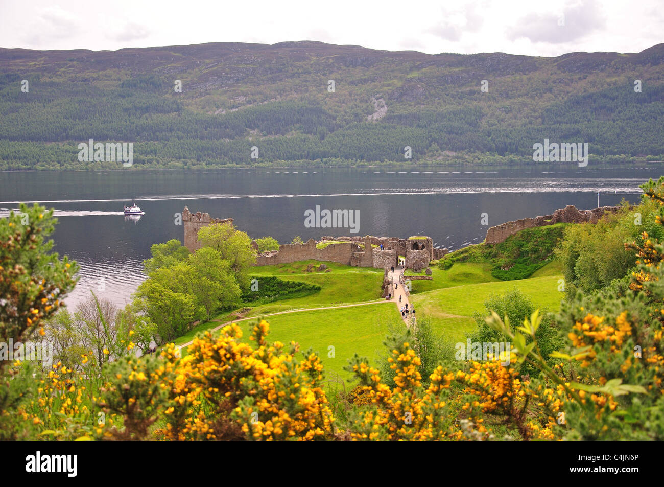 El castillo de Urquhart en el Lago Ness, en las Tierras Altas de Escocia, Scotland, Reino Unido Foto de stock