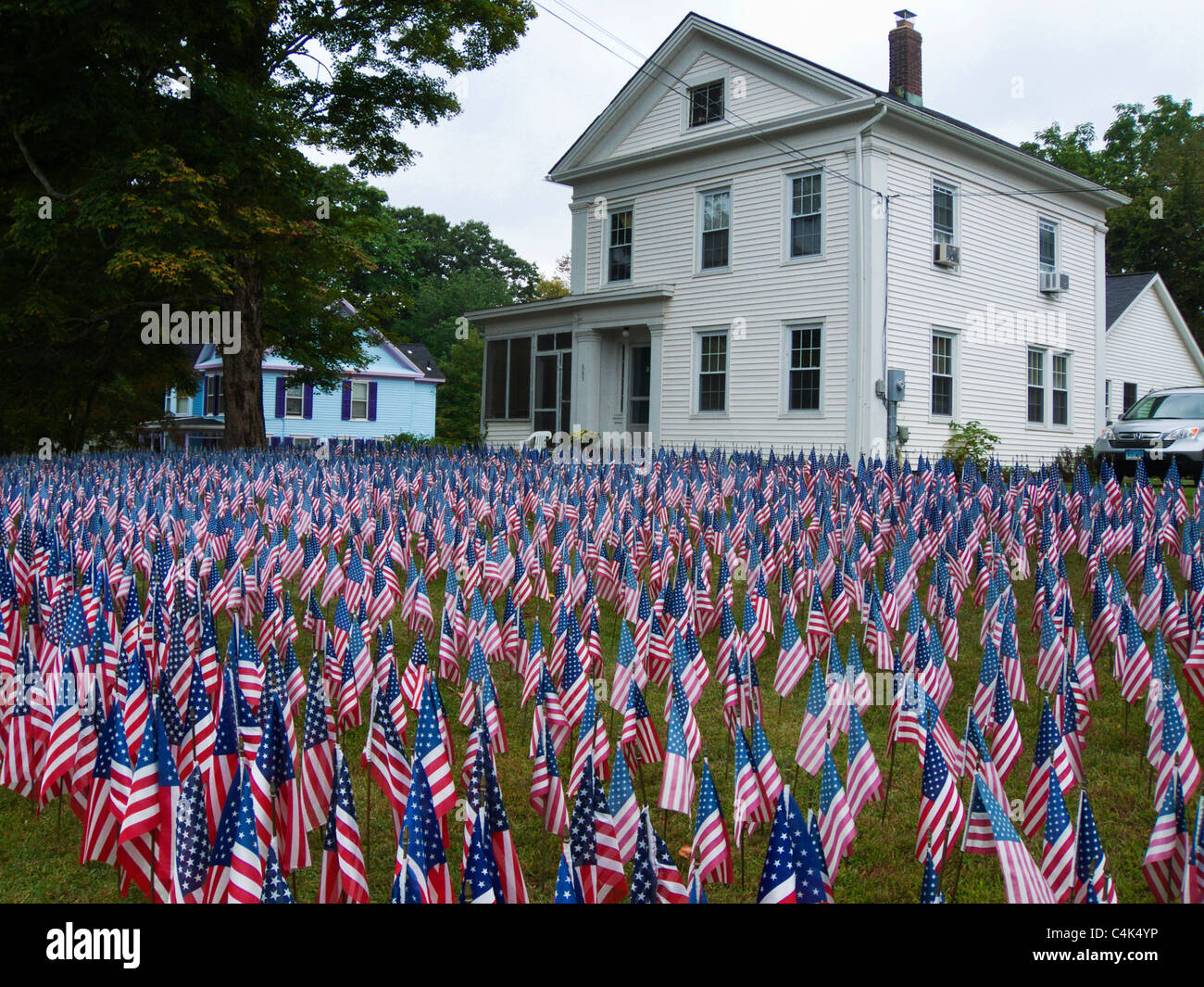 Connecticut, Kent, casa con banderas en honor de la guerra de Iraq muertos Foto de stock